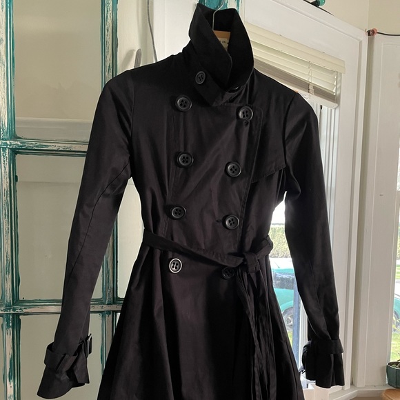 Goth-style black short trench coat - Picture 2 of 4